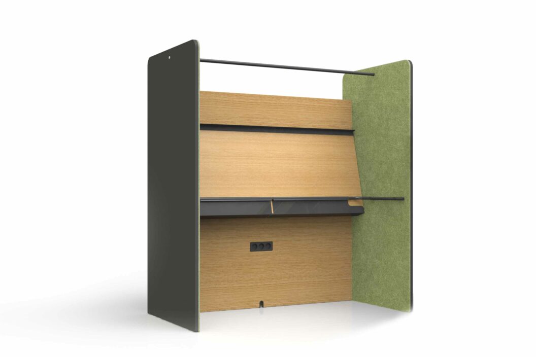 Bild zeigt ein Modul zur Raumgliederung mit hochgeklappter Tischplatte. Die Sitznische ist seitlich mit Akustikvlies in Grün ausgekleidet. Die Rückwand und Tischplatte ist aus Eichenfurnier.