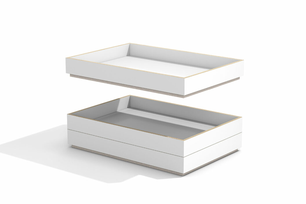 Das Bild zeigt die stapelbaren Tabletts der Serie Neo Tray in Weiß mit einem Boden aus Akustikvlies in Taupe. Zwei Tabletts sind übereinander gestapelt. Das dritte Tablett schwebt darüber.