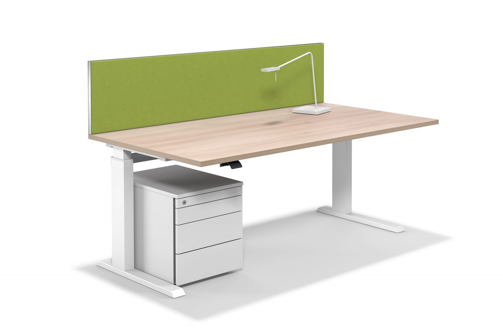 Freisteller zeigt einen höhenverstellbaren Schreibtisch mit einer leuchtend grünen Tischaufsatzwand, einem weißen Rollcontainer und einer Schreibtischleuchte