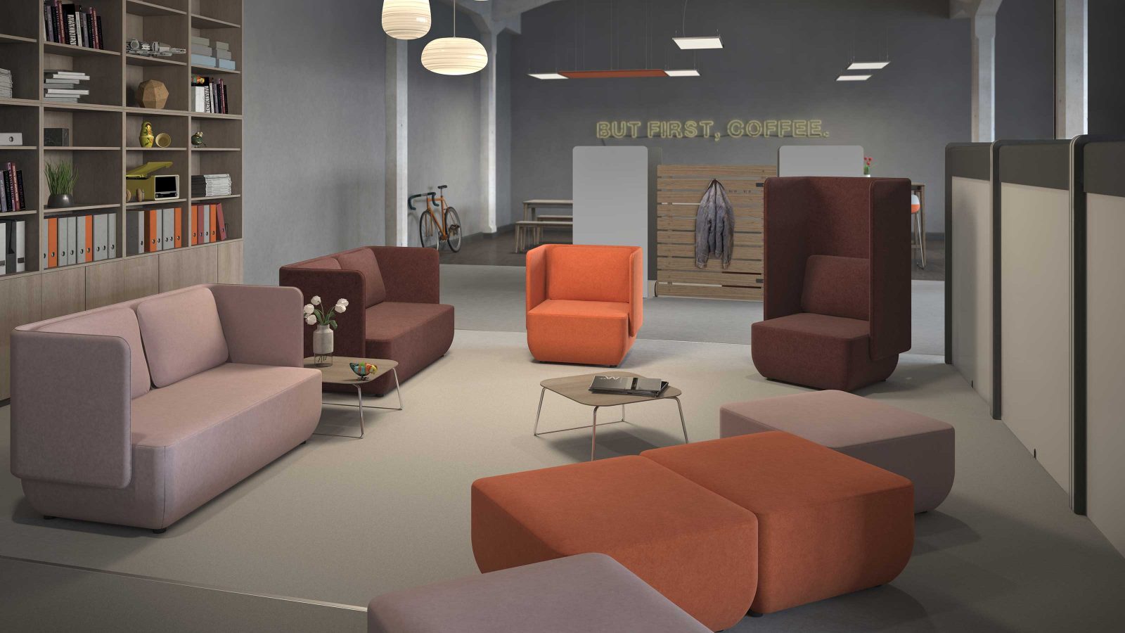 Rendering zeigt eine Büroszene mit einer Loungeecke. Darin stehen Sofas, Sessel und Sitzhocker in den Farben Rosa, Braun und Orange sowie zwei Beistelltische. Links an der Wand steht ein hohes Büroregal.