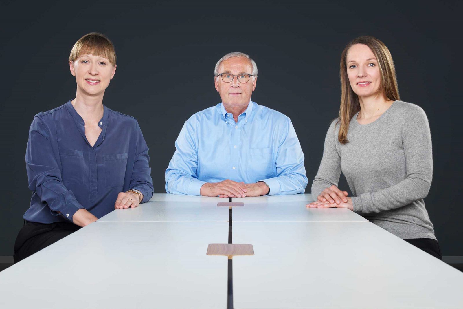Foto zeigt Geschäftsleitung Fleischer Büromöbel von links Christina Oelrich, Joachim Fleischer und Katharina Kolde