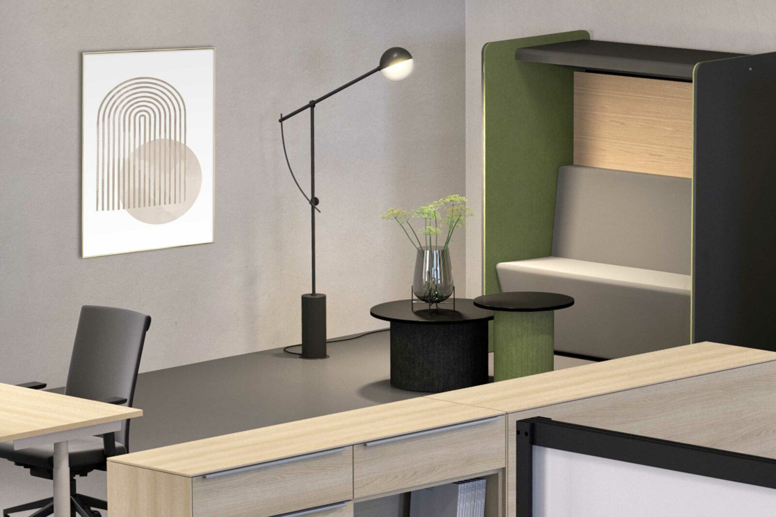 Bildausschnitt zeigt eine Bürosezen mit Blick auf einen Lounge Bereich mit zwei Beistelltischen und einem Raumzonierungsmodul mit Sitzbank.