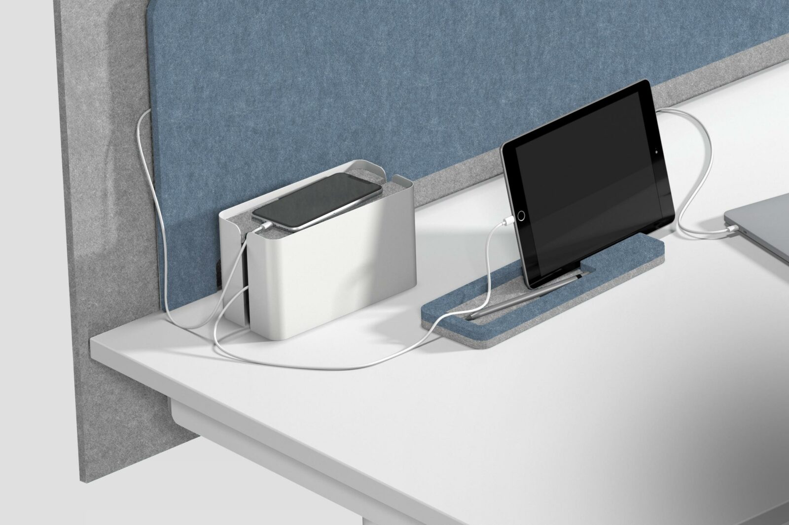 Detailansicht zeigt Akustikwand aus zwei Lagen mit integrierten USB Anschlüssen und Verkabelung zu einem Mobiltelefon, Tablet und einem Laptop