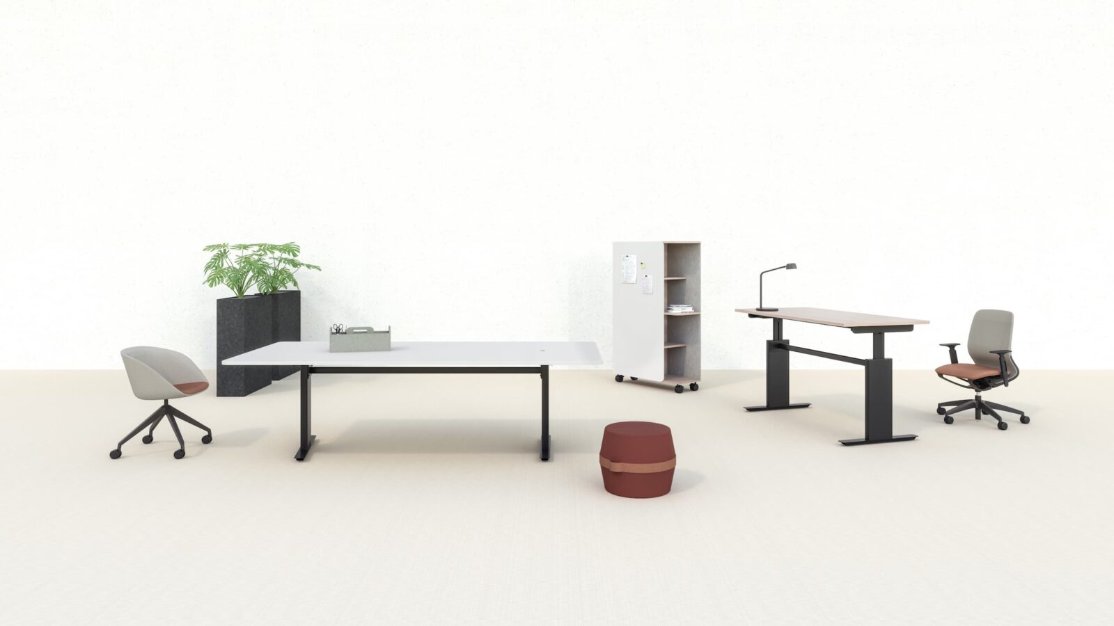 Szene zeigt einen Besprechungstisch und einen Schreibtisch mit höhenverstellbarer Tischplatte in einem cremefarbenen Milieu